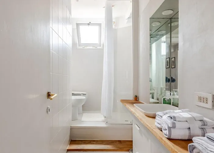 Modern With St Peter S Dome View Apartamento